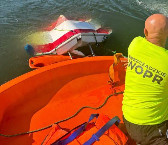 O krok od tragedii na Jeziorze Solińskim. Cztery osoby w wodzie, łódź niemal całkowicie zatonęła Solina