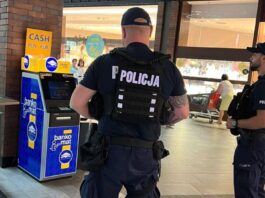 Robiła zakupy nieświadoma, że straciła gotówkę. Błyskawiczna akcja policji w galerii bankomat