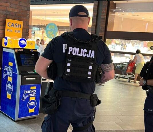 Robiła zakupy nieświadoma, że straciła gotówkę. Błyskawiczna akcja policji w galerii bankomat