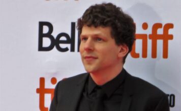 Z Hollywood na podkarpackie pogranicze. Jesse Eisenberg pomaga uchodźcom z Ukrainy w Rzeszowie i okolicach jesse eisenberg
