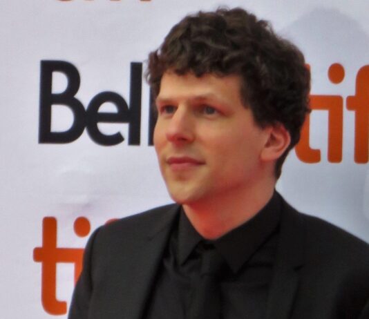 Z Hollywood na podkarpackie pogranicze. Jesse Eisenberg pomaga uchodźcom z Ukrainy w Rzeszowie i okolicach jesse eisenberg