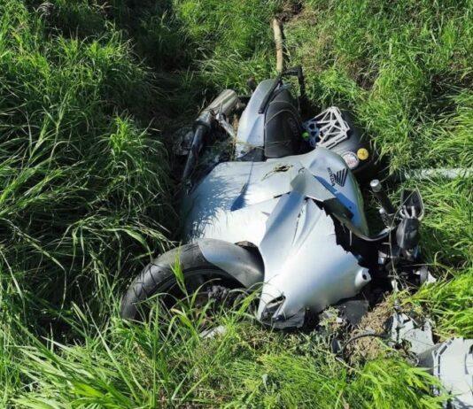 Pijany motocyklista uderzył w przepust. Miał sądowy zakaz wypadek motocyklisty