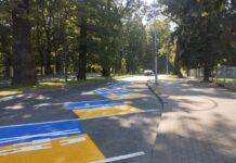 Pocałuj i jedź tyłem – pod prąd przy szkole. Strefa Kiss & Ride dla kamikadze?