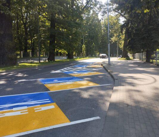 Pocałuj i jedź tyłem – pod prąd przy szkole. Strefa Kiss & Ride dla kamikadze?