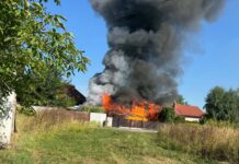Ogień w garażu z autami hybrydowymi! Poważna akcja strażaków na osiedlu Pogwizdów Nowy pożar garażu