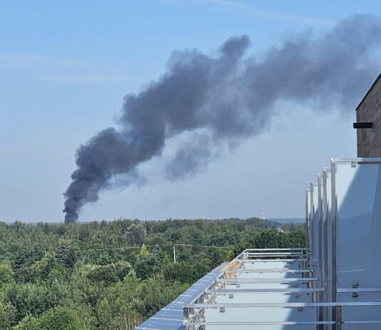 Ogień w garażu z autami hybrydowymi! Poważna akcja strażaków na osiedlu Pogwizdów Nowy pożar Pogwizdów Nowy