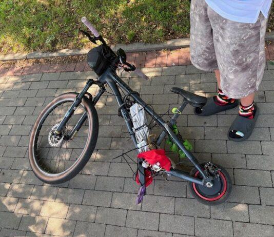 Policjanci zganili, profesjonaliści docenili. Młody konstruktor samoróbki zaproszony na warsztaty do Rzeszowa rower-hulajnoga