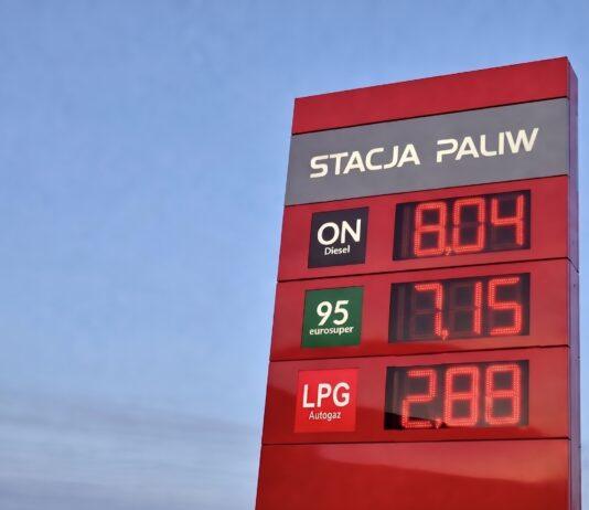 Gdzie zatankujemy w Rzeszowie najtaniej podczas długiego weekendu? Ceny niższe od rekordowych, ale nadal bolą najtańsze paliwo rzeszów
