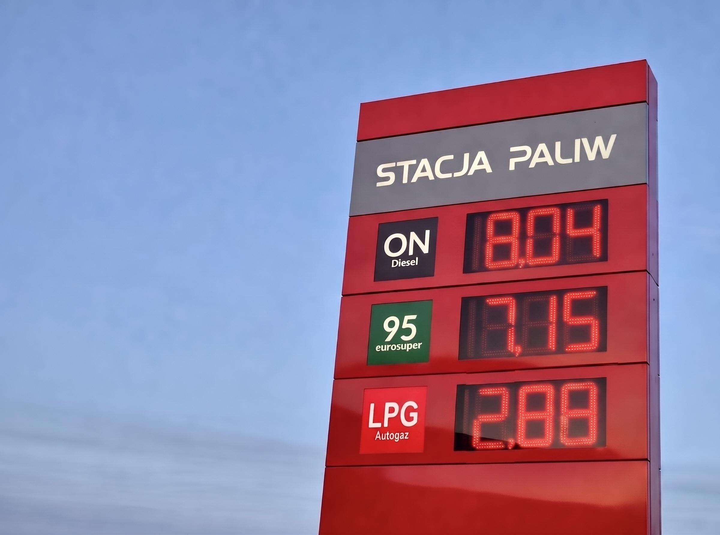 Gdzie zatankujemy w Rzeszowie najtaniej podczas długiego weekendu? Ceny niższe od rekordowych, ale nadal bolą najtańsze paliwo rzeszów