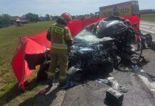 Tragedia na DK9. Czołowe zderzenie z ciężarówką, z samochodu niewiele zostało