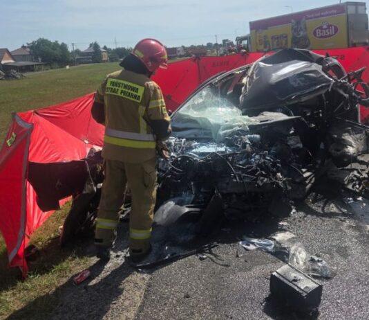 Tragedia na DK9. Czołowe zderzenie z ciężarówką, z samochodu niewiele zostało