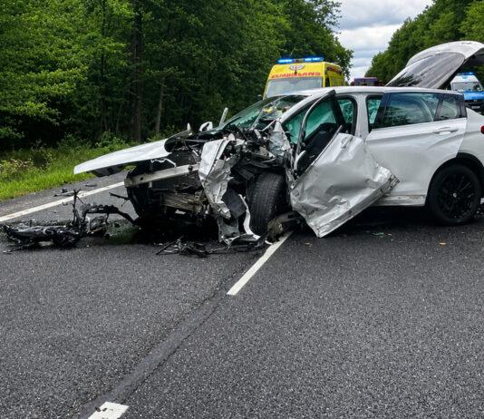 Czołowe zderzenie na DK9. Zginęły dwie osoby, a kierowca BMW zniknął po ucieczce ze szpitala!