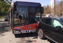 Wypadek na al. Powstańców Warszawy w Rzeszowie. Autobus MPK najechał na tył Volvo, pasażer w szpitalu wypadek