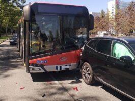 Wypadek na al. Powstańców Warszawy w Rzeszowie. Autobus MPK najechał na tył Volvo, pasażer w szpitalu wypadek