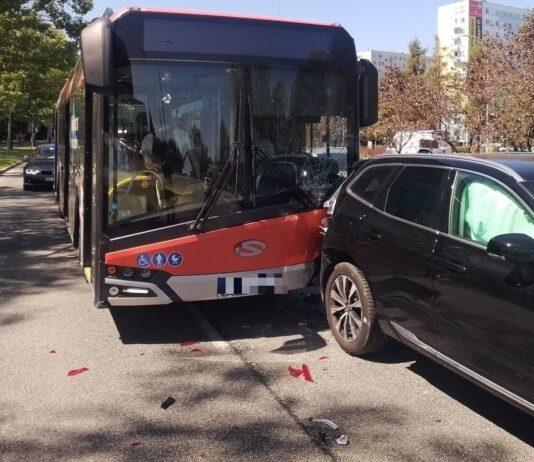 Wypadek na al. Powstańców Warszawy w Rzeszowie. Autobus MPK najechał na tył Volvo, pasażer w szpitalu wypadek
