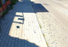 Kamienie strzelają spod kół aut, nikt tego nie posprzątał. Groźna sytuacja po pracach wodociągowych w Rzeszowie żwir na reymonta