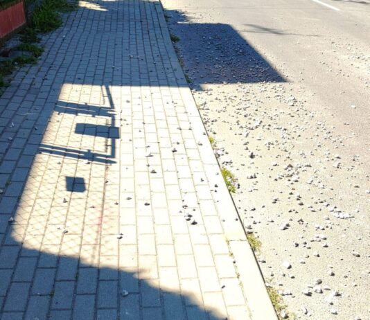 Kamienie strzelają spod kół aut, nikt tego nie posprzątał. Groźna sytuacja po pracach wodociągowych w Rzeszowie żwir na reymonta