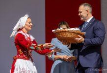 Serce Polski bije na wsi. Prezydent Nawrocki przemawiał na Dożynkach Prezydenckich na Podkarpaciu Para Prezydencka Dozynki Tryncza