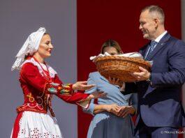 Serce Polski bije na wsi. Prezydent Nawrocki przemawiał na Dożynkach Prezydenckich na Podkarpaciu Para Prezydencka Dozynki Tryncza