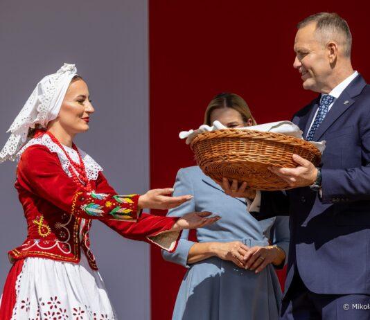 Serce Polski bije na wsi. Prezydent Nawrocki przemawiał na Dożynkach Prezydenckich na Podkarpaciu Para Prezydencka Dozynki Tryncza