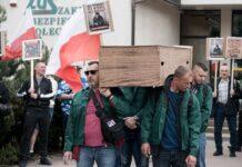 Miliony na zaległe pensje pracowników upadłej firmy, której ZUS zablokował konta protest w rzeszowie przed siedzibą ZUS