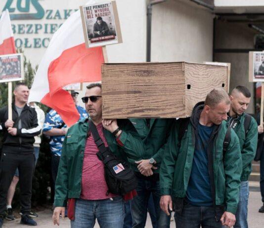 Miliony na zaległe pensje pracowników upadłej firmy, której ZUS zablokował konta protest w rzeszowie przed siedzibą ZUS