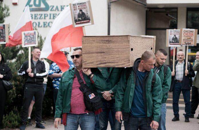 protest w rzeszowie protest w rzeszowie przed siedzibą ZUS