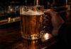 Recydywista zaatakował rozbitym kuflem w barze. Potem groził policjantowi śmiercią