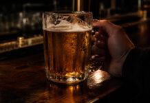 Recydywista zaatakował rozbitym kuflem w barze. Potem groził policjantowi śmiercią