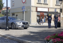 Strażnicy miejscy przeszli obok auta zaparkowanego przed przejściem. “Przeoczyliśmy” – tłumaczy straż