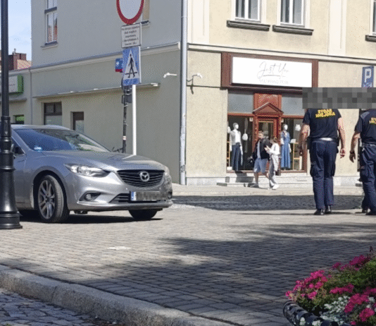 Strażnicy miejscy przeszli obok auta zaparkowanego przed przejściem. “Przeoczyliśmy” – tłumaczy straż