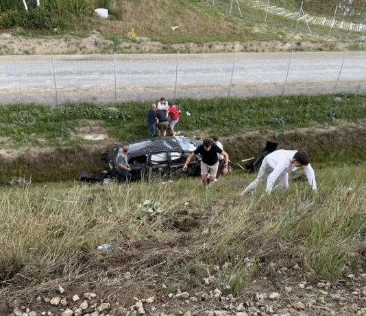 Osobówka spadła z nasypu na S19 po kolizji z innym autem. Ruch zablokowany w obu kierunkach stobierna-19-kollizja