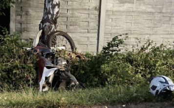 Śledztwo po śmierci 16-latka na motocyklu. Niedługo przed uderzeniem w drzewo policja próbowała go zatrzymać