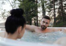 Wanna ogrodowa z hydromasażem vs. tradycyjne balia drewniana – co wybrać? Wanna ogrodowa z hydromasażem