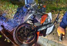 Uderzył w krawężnik i wypadł z drogi. Poważny wypadek motocyklisty wypadek na motocyklu