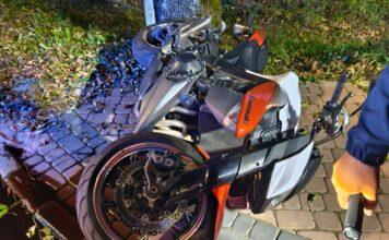 Uderzył w krawężnik i wypadł z drogi. Poważny wypadek motocyklisty wypadek na motocyklu