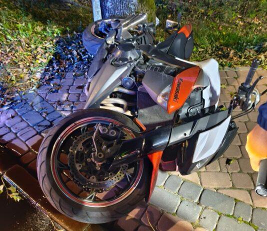 Uderzył w krawężnik i wypadł z drogi. Poważny wypadek motocyklisty wypadek na motocyklu