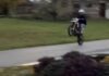 Jazda na jednym kole i spychanie kierowców z drogi. Finał szaleńczego rajdu nastolatków motor cross