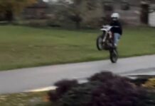 Jazda na jednym kole i spychanie kierowców z drogi. Finał szaleńczego rajdu nastolatków motor cross