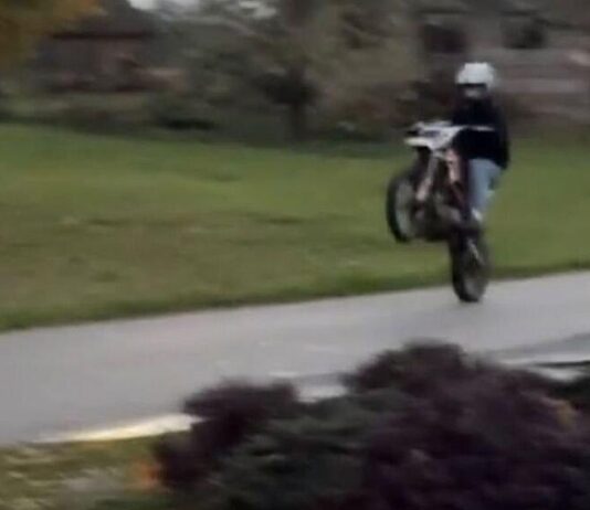Jazda na jednym kole i spychanie kierowców z drogi. Finał szaleńczego rajdu nastolatków motor cross