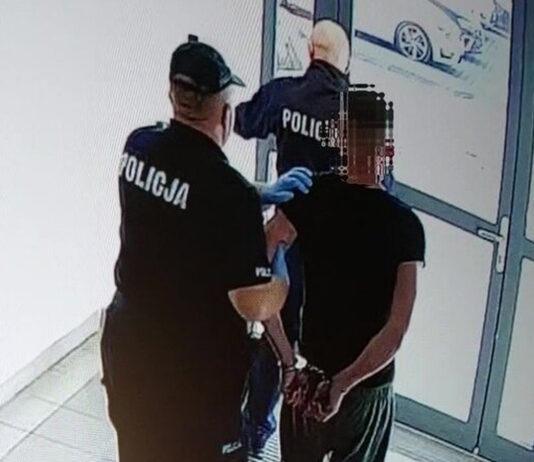 Podpalili budynki, grozili rodzinie i wymuszali zwrot długu. Pożar zagrażał życiu mieszkańców
