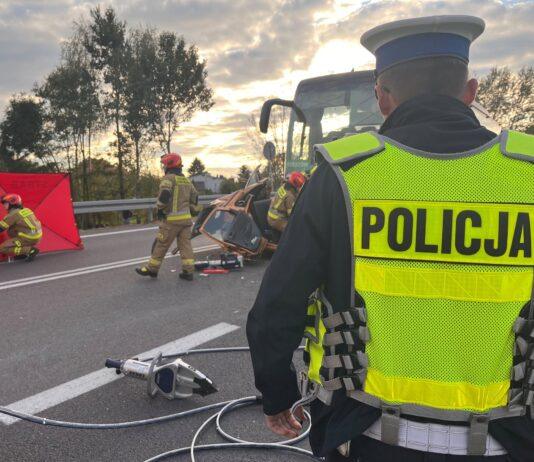 Tragiczny finał zderzenia na DK9. Dwie kobiety zginęły w wypadku z autobusem. Trasa zablokowana
