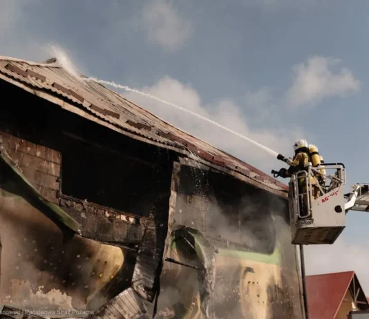 pożar nisko magazyn