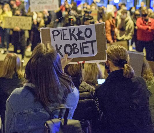 „Czerwona kartka za aborcję” w Rzeszowie. W czwartek proaborcyjna demonstracja na Rynku