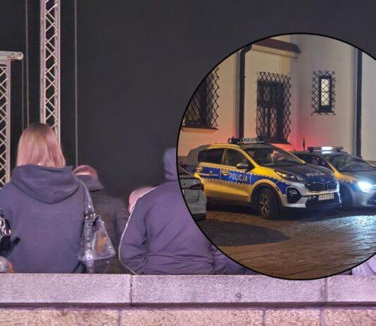 Kolekcja butelek koło Ratusza i radiowozy tuż obok. Tak w weekend wygląda rzeszowski Rynek rynek