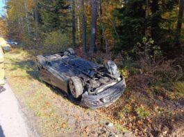 Fatalny finał podróży. Auto wypadło z jezdni, dachowało i wylądowało w rowie wypadek w Porębach Dymarskich