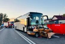 Wypadek autobusu i osobówki na DK9. Droga w stronę Rzeszowa zablokowana, dwie osoby ranne
