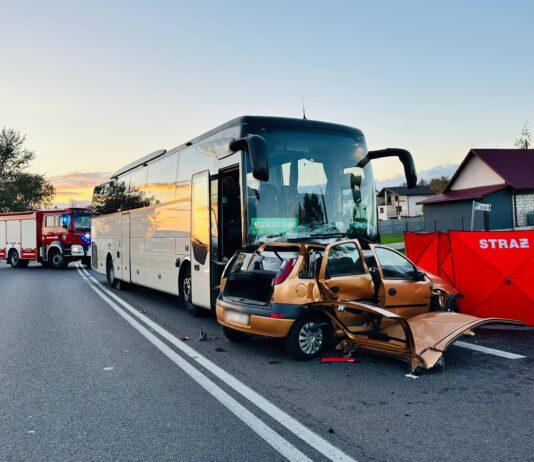 Wypadek autobusu i osobówki na DK9. Droga w stronę Rzeszowa zablokowana, dwie osoby ranne