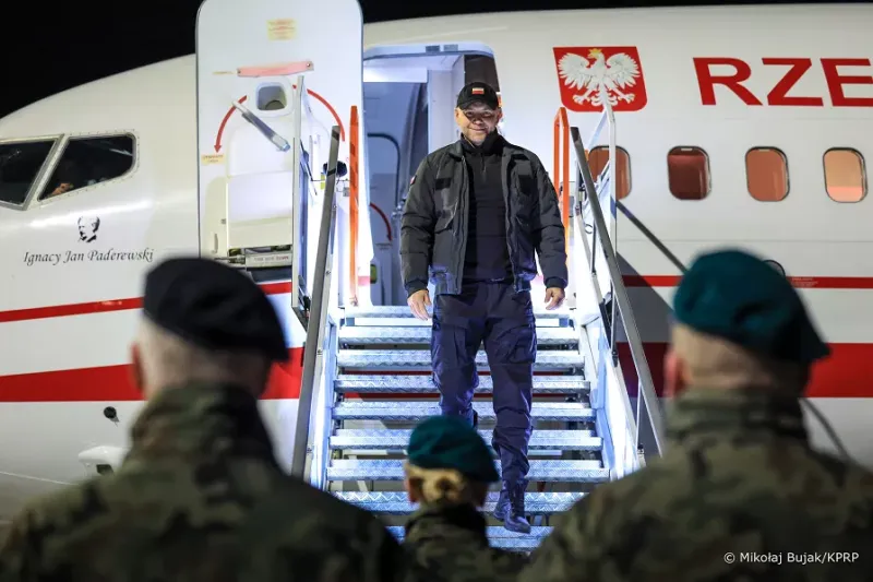 001_Prezydent_Karol_Nawrocki_wizyta_port_Rzeszow_Jasionka_i_POLLOGHUB_20251202_MWB20055