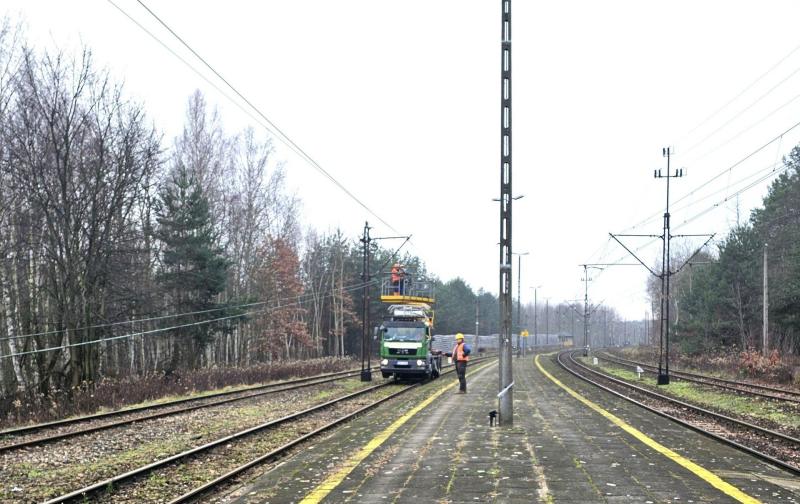 pkp-plk-07-Demontaz_sieci_trakcyjnej_w_stacji_Sobow__fot._Pawel_Babiarz-01